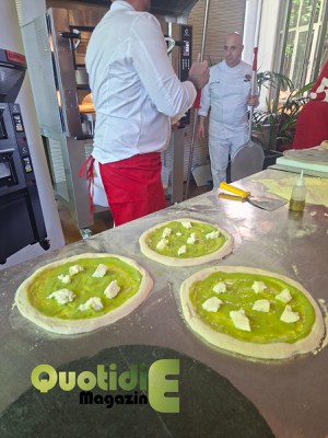 Pizze in preparazione