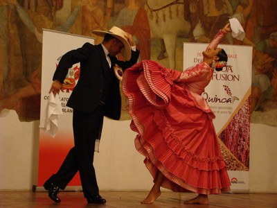 esibizione-coppia-ballerini-peruviani.jpg