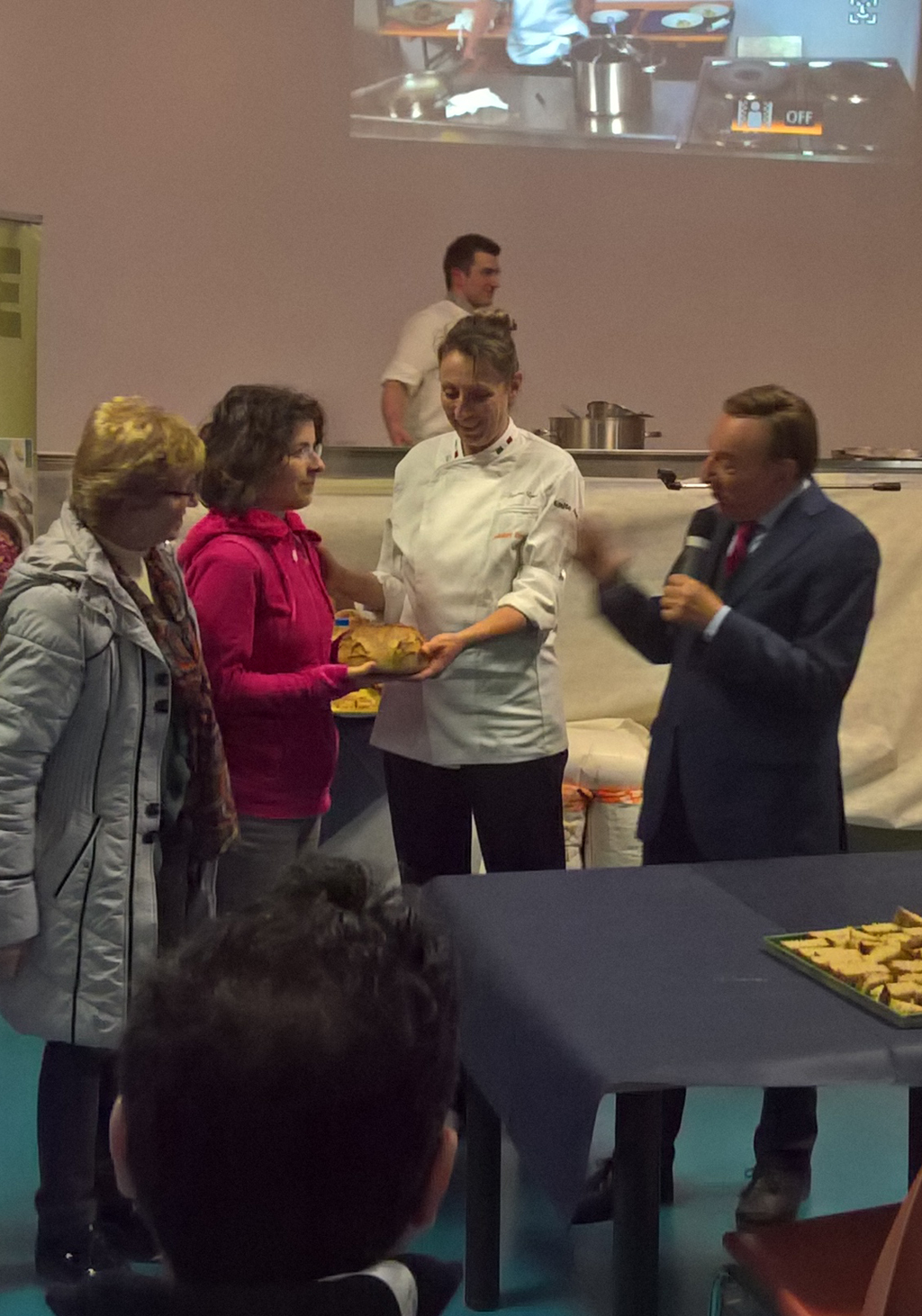 consegna-pane-walter-a-maria-teresa-e-marta-dal.jpg