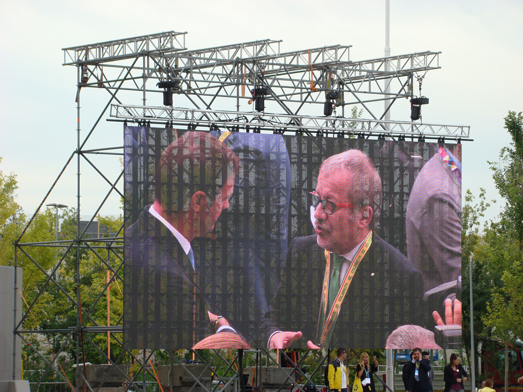 presidente-regione-lombardia-roberto-maroni-con.jpg