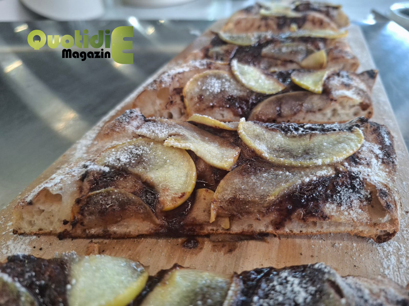 Pizza in pala con crema di arance candite, scorza di limone, marsala, noce moscata, cannella, mele