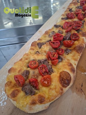 Pizza in pala con crema di carbonara, arrosticini, pomodorini confit, scorza grattuggiata di limone