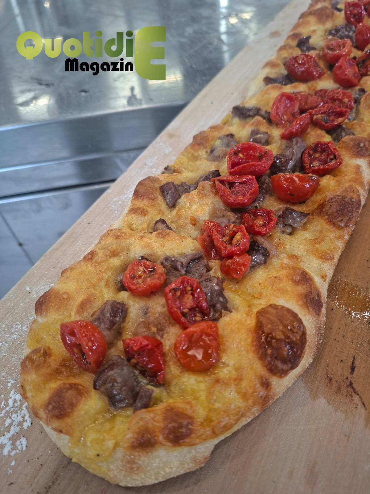 Pizza in pala con crema di carbonara, arrosticini, pomodorini confit, scorza grattuggiata di limone