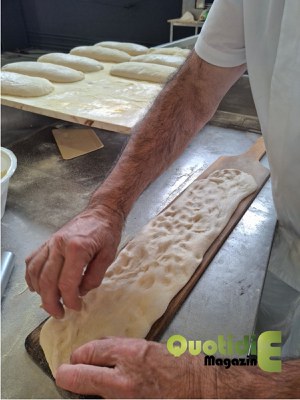 Preparazione pizza in pala
